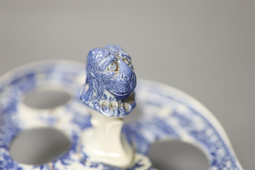 An early 19th century English blue and white pottery egg cruet, with lions head handle, 20cm (a.f.)